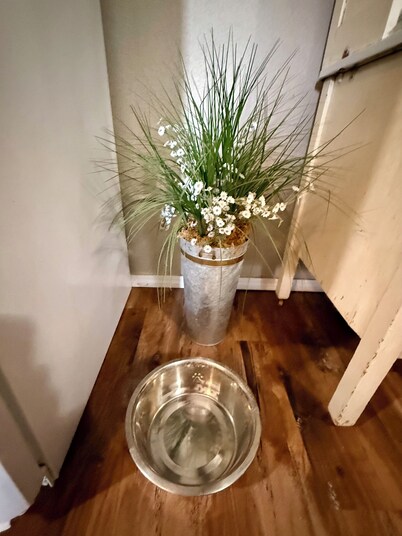 R&R cabin is a cozy 2-bedroom house in Mammoth Spring with a Spring River view!