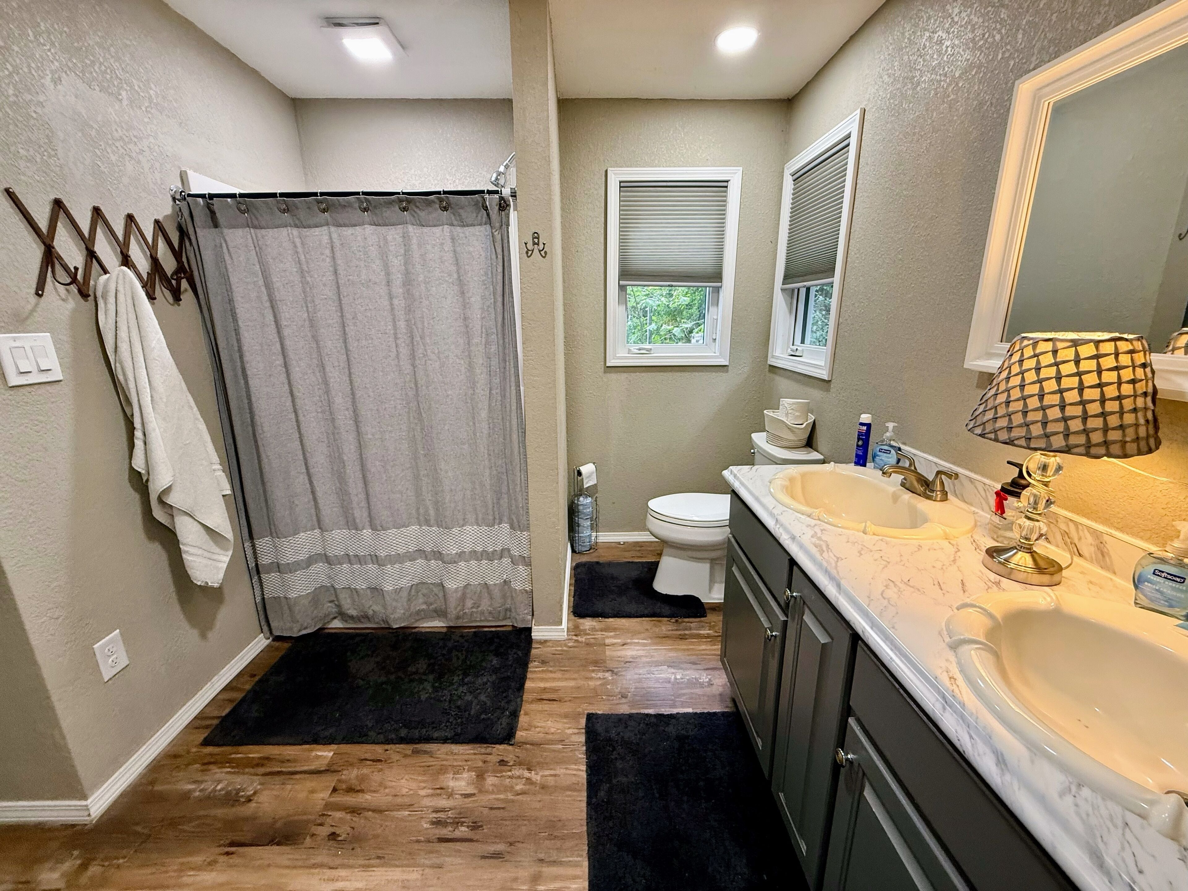 Ducha, secador de pelo, toallas y jabón