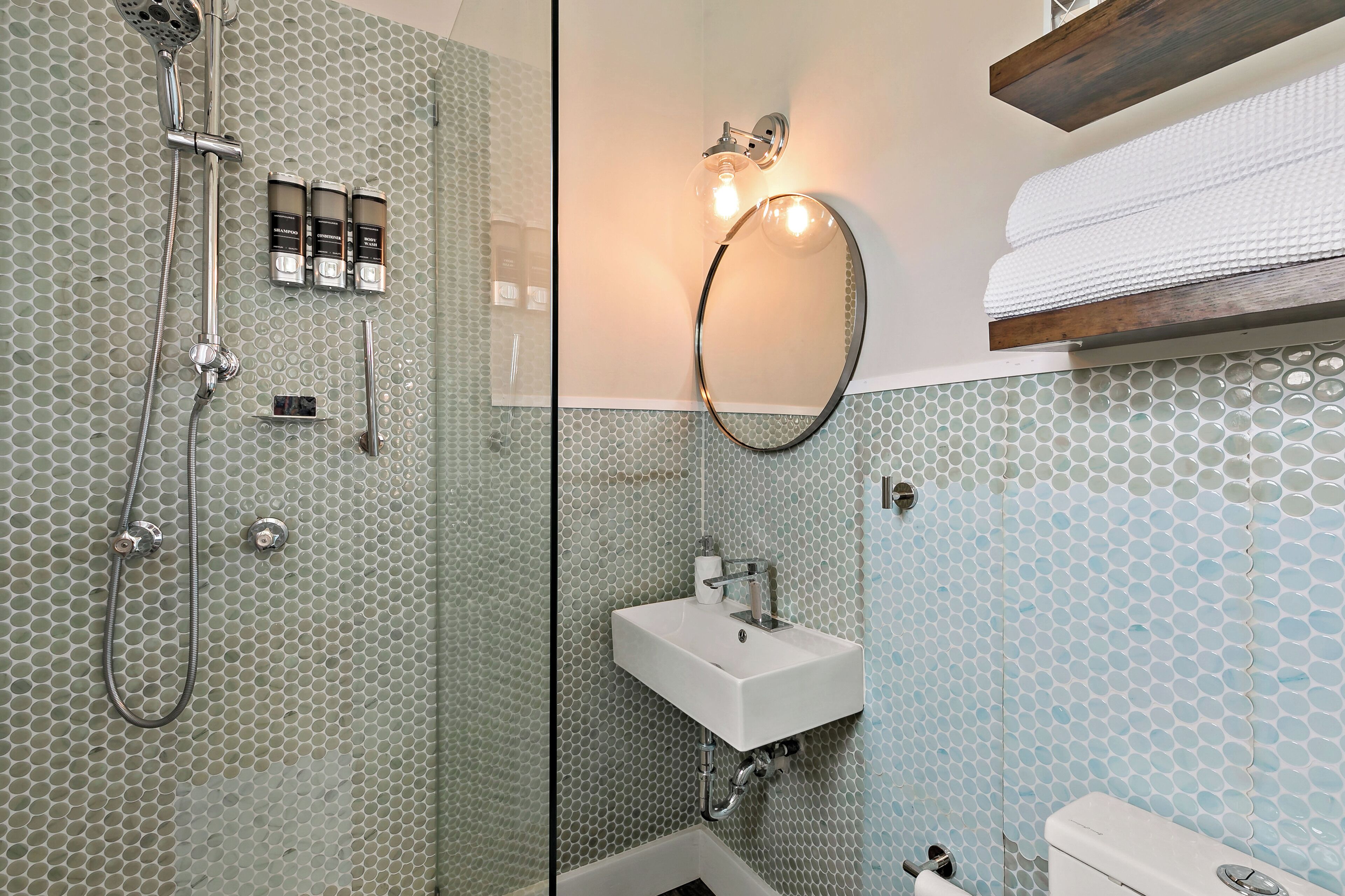 Dusche, Haartrockner, Handtücher, Seife