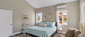 Queen's Promise - King Suite - AC - Walkable