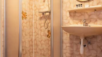 Tweepersoonskamer, uitzicht op tuin | Badkamer | Gratis toiletartikelen, handdoeken, zeep, shampoo