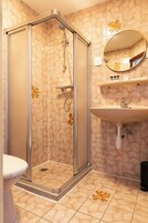 Quarto casal, vista para o jardim | Banheiro | Produtos de toalete grátis, toalhas de banho, sabonete, shampoo