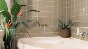 Dobbeltværelse - udsigt til have | Badeværelse | Gratis toiletartikler, håndklæder, Sæbe, Shampoo