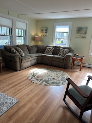 Smart TV - 4-bedroom house in charming York w/ some ocean views & easy walk to beaches. (York)