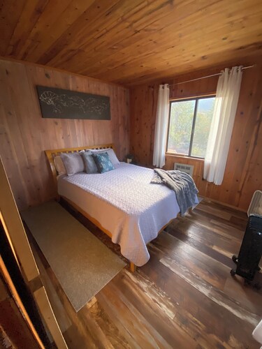 Charming cabin on 31 acres, pet friendly near Jacksonville.