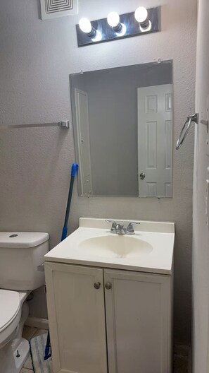 Hair dryer, towels, toilet paper - 20 dollars only man's bed in the living room (Texas City)