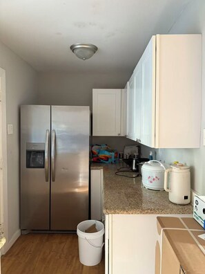 Private kitchen - 20 dollars only man's bed in the living room (Texas City)