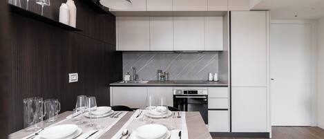 Appartement, 1 chambre, cuisine, vue sur la ville | Cuisine privée | Réfrigérateur, four à micro-ondes, un four, surface de cuisson