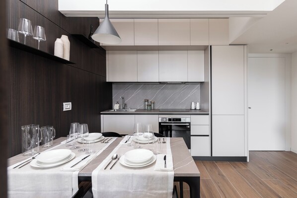 Appartement, 1 chambre, cuisine, vue sur la ville | Cuisine privée | Réfrigérateur, four à micro-ondes, un four, surface de cuisson