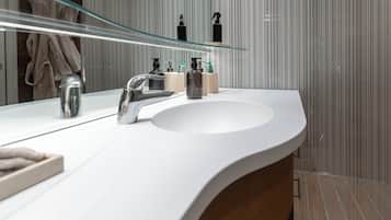 Apartment, 1 Bedroom, Kitchen, City View | Bathroom | Shower, hair dryer, towels, soap