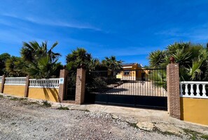 Property grounds - Villa in Alcaucin - Sleeps 4 - Pool - Parking (Alcaucin)