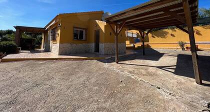 Villa in Alcaucin - Sleeps 4 - Pool - Parking