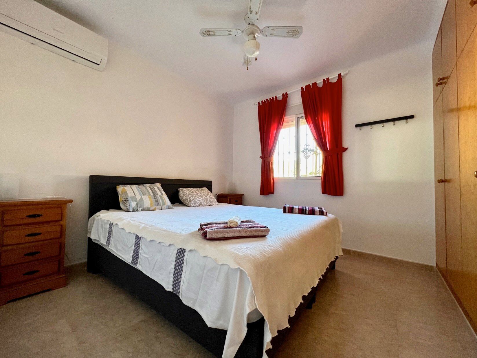 2 slaapkamers, een strijkplank/strijkijzer, gratis wifi, beddengoed