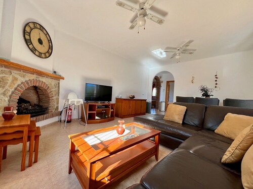 Villa in Alcaucin - Sleeps 4 - Pool - Parking