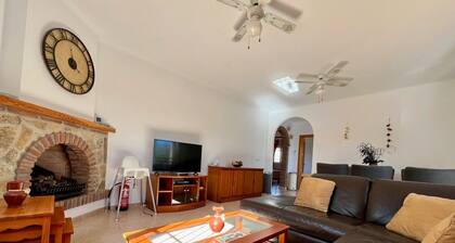 Villa in Alcaucin - Sleeps 4 - Pool - Parking