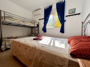 2 bedrooms, iron/ironing board, free WiFi, bed sheets - Villa in Alcaucin - Sleeps 4 - Pool - Parking (Alcaucin)