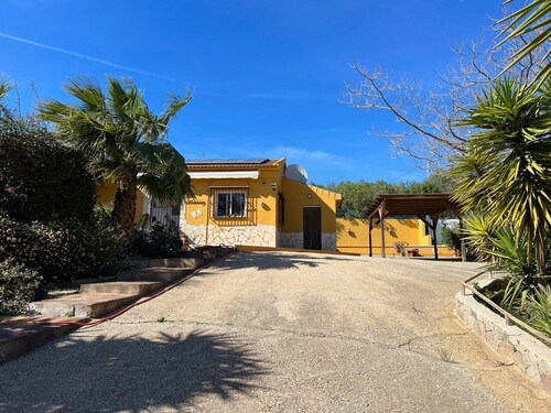 Villa in Alcaucin - Sleeps 4 - Pool - Parking