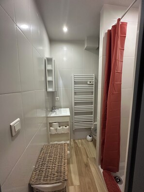Shower, hair dryer, towels, soap - Studio for two people near the old village of cogolin close to St Tropez (Cogolin)
