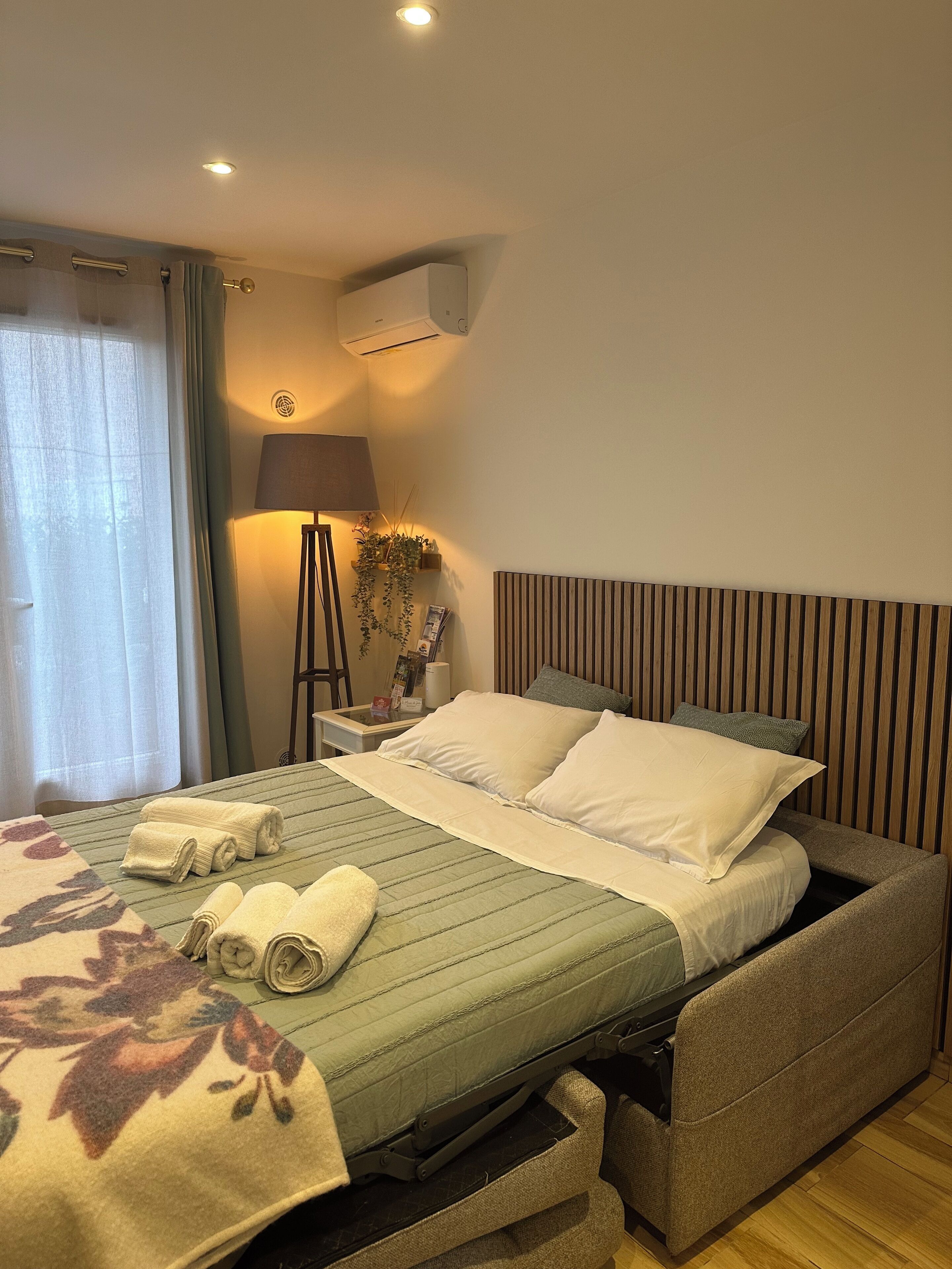 1 bedroom, iron/ironing board, internet, bed sheets