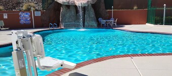 Cozy 1-bedroom condo in lovely Mesquite with Views, Hot Tub, Pool, AC, and Gym