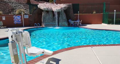 Cozy 1-bedroom condo in lovely Mesquite with Views, Hot Tub, Pool, AC, and Gym