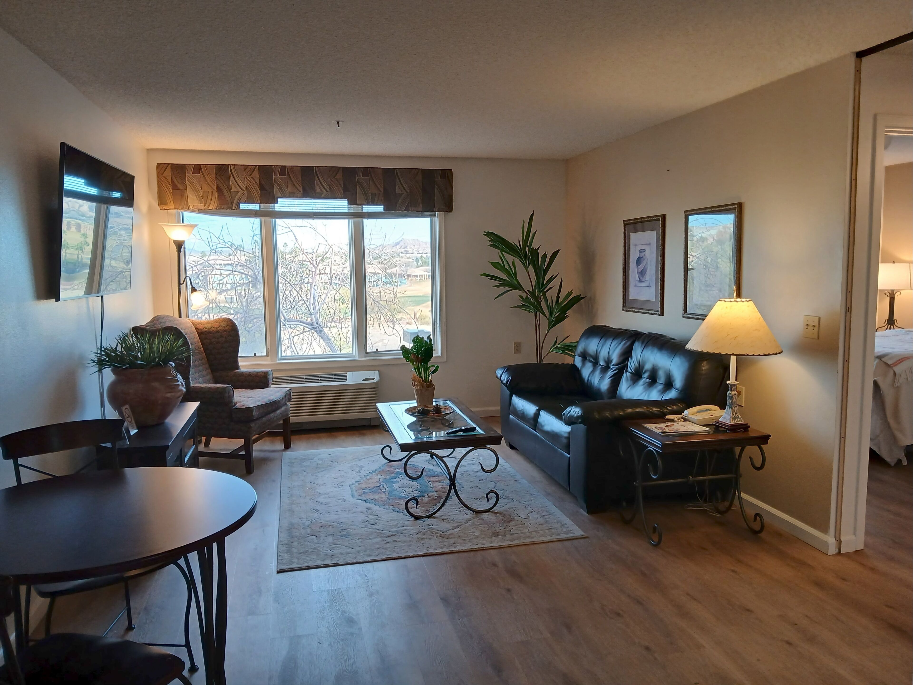 Televisión y chimenea 