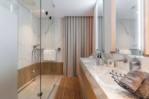 Douche, sèche-cheveux, serviettes fournies