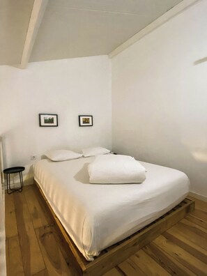 1 غ�رفة نوم ومكواة/لوح كي وواي فاي وملاءات أسرّة