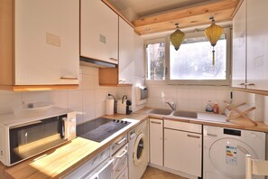 Fridge, microwave, oven, coffee/tea maker