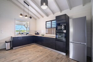 Kühlschrank, Mikrowelle, Ofen, Geschirrspüler