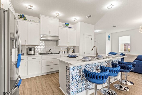 Réfrigérateur, four à micro-ondes, un four, surface de cuisson