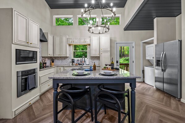 Jääkaappi, mikroaaltouuni, uuni, liesi