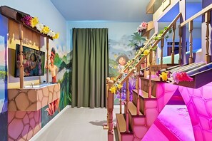 6 sovrum, skrivbord, strykjärn/strykbräda och resesäng