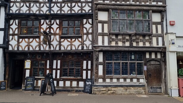 A traditional half-timbered building with a signboard for a breakfast restaurant. - Central Location, Sleeps 7, 4 Bedrooms, Parking for 4+ cars, easy walk to town (Stratford-upon-Avon)