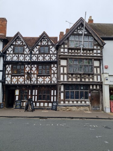 Central Location, Sleeps 7, 4 Bedrooms, Parking for 4+ cars, easy walk to town