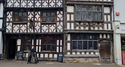 Central Location, Sleeps 7, 4 Bedrooms, Parking for 4+ cars, easy walk to town