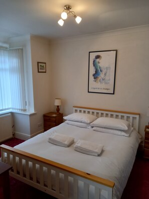 4 chambres, bureau, fer et planche à repasser, lit de bébé portatif