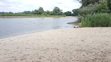 Una spiaggia nelle vicinanze