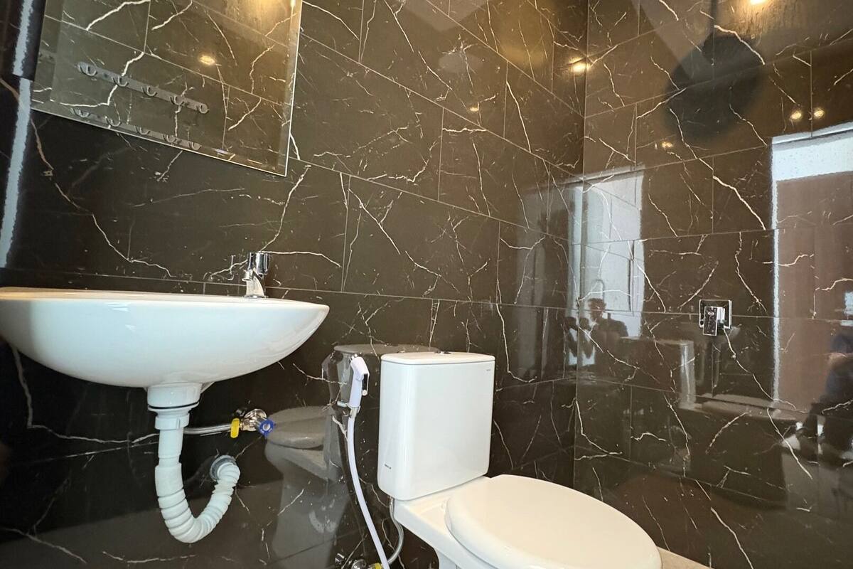 Deluxe Double Room | Bathroom | Soap, shampoo, toilet paper