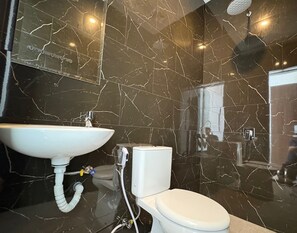 Deluxe Double Room | Bathroom | Soap, shampoo, toilet paper - TJ Brother Residences Cengkareng (Jakarta)