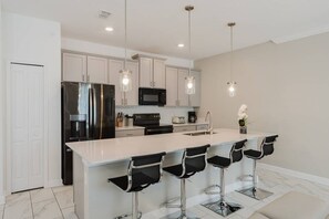 Kjøleskap, mikrobølgeovn, ovn og oppvaskmaskin