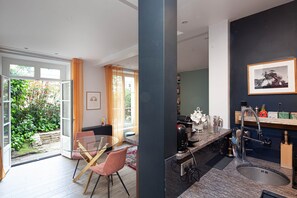 Kühlschrank, Mikrowelle, Ofen, Herdplatte