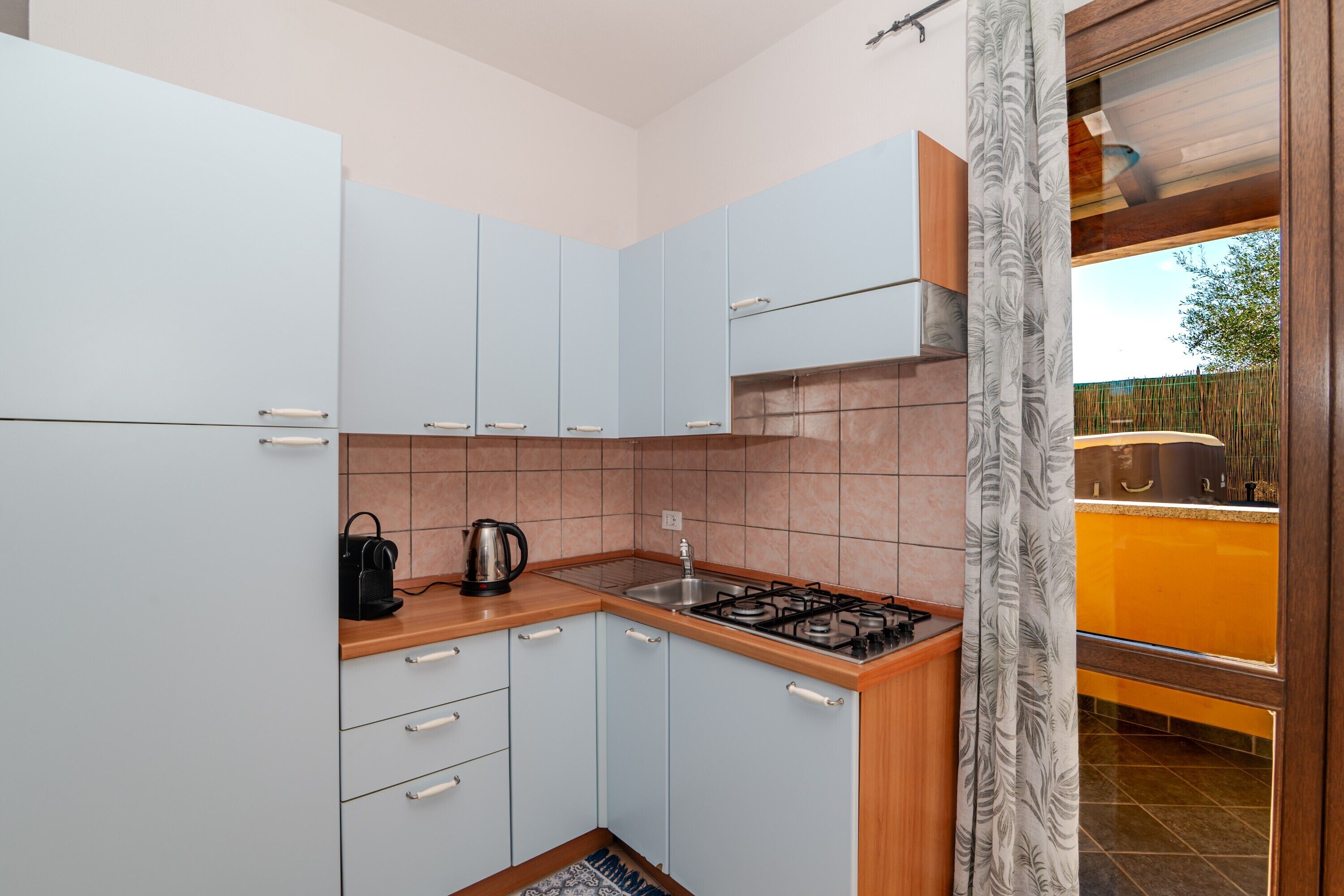 Kühlschrank, Ofen, Herdplatte, Kochgeschirr/Geschirr/Besteck