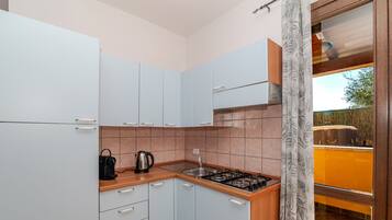 Frigorifero, forno, piano cottura, pentole/stoviglie/utensili