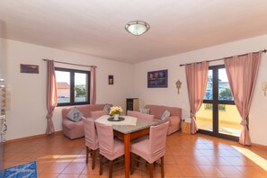 Dining - Apartment 'Pupureddu Con Terrazza' with Private Terrace and Air Conditioning (Olbia)