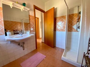 Doccia, asciugacapelli, asciugamani