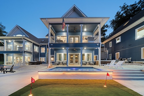 Heated Pool! MiniGolf! Hot Tub! Fire Pit! Lakefront!