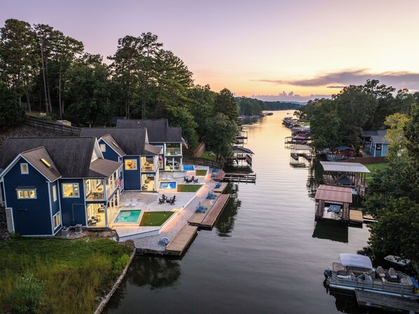 Exterior - Heated Pool! MiniGolf! Hot Tub! Fire Pit! Lakefront! (Hot Springs)