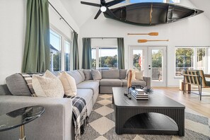 TV - Heated Pool! MiniGolf! Hot Tub! Fire Pit! Lakefront! (Hot Springs)