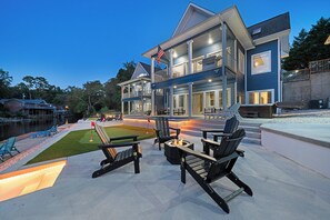 Terrace/patio - Heated Pool! MiniGolf! Hot Tub! Fire Pit! Lakefront! (Hot Springs)